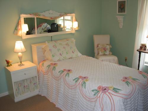 Peaceful Shabby Guestroom